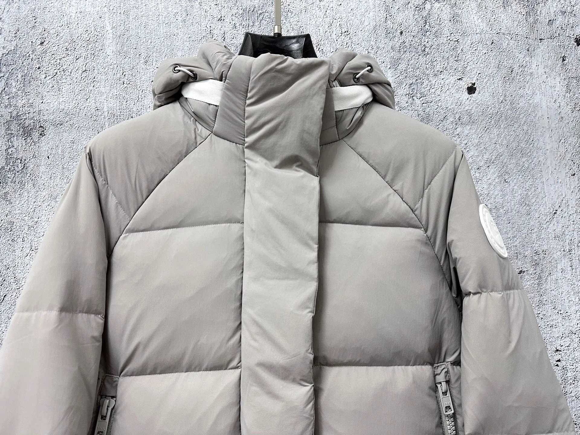 P740 【𝗖𝗔𝗡𝗔𝗗𝗔 𝗚𝗢𝗢𝗦𝗘】Capsule Series Macaron White Label Fabric: Made of soft EnduraLuxe fabric imported from DuPont, CORDURA, USA, which enhances the durability of easy-to-wear parts, is lightweight and durable; the liner is made of 400T anti-velvet gallbladder, which is comfortable, soft and non-velvet. : Equipped with a detachable hood, which can be adjusted in two directions, and is also filled with down, which brings greater softness and wrapping around the head and neck, and is full of warmth. This parka features white trim on the back and sides, and the hardware locks are all original and custom-made to match the muted fabric color. Goose label: The official website’s new series of silicone material labels, non-embroidery labels. Length: Fit hip-length. Size: XS-L